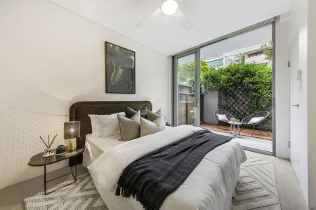 Elegant terrace-style haven with private entry - Photo 3