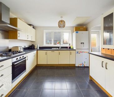 4 bedroom detached house to rent - Photo 3