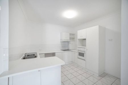 Spacious ground floor unit close to CBD - Photo 4