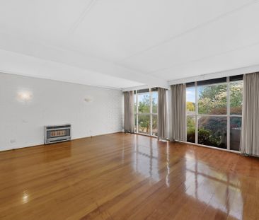 SPACIOUS FAMILY HOME IN A PRIME DONCASTER LOCATION - Photo 3