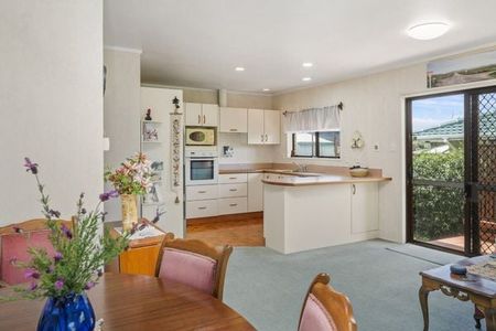 Large family home with a view of golf course - Photo 5