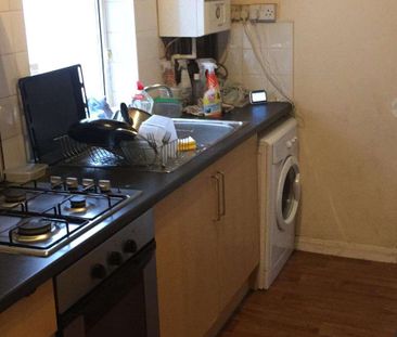COSY HOUSE SHARE RIGHT BY CITY CENTRE/ASDA/ALL MALES - Photo 1