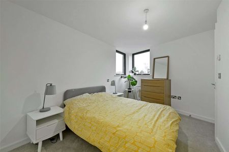 Modern newly built two bed apartment offering light, modern interiors in a sought after location. - Photo 2
