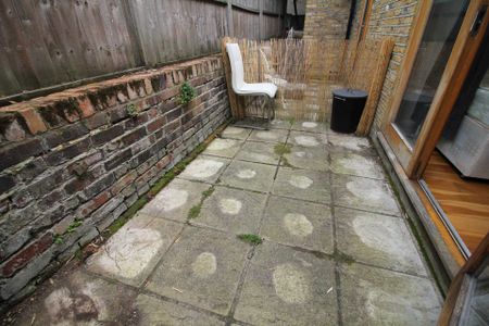 Price £1,200 pcm - Available 31/12/2025 - Furnished - Photo 5