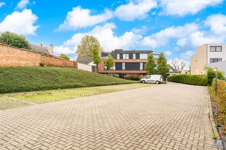 Gelijkvloers appartement met 2 slaapkamers, groot terras en parkeerplaats - Photo 2