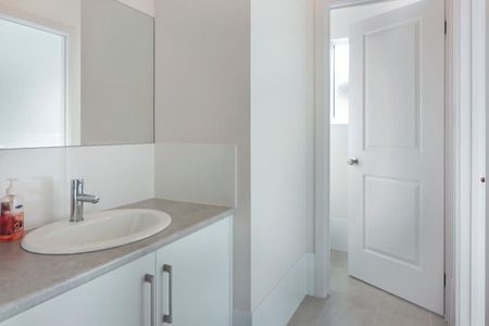 Modern Courtyard Home Close to Amenities - Photo 4