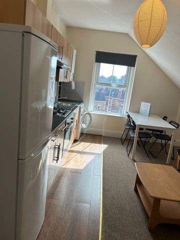 4 Bed Flat, Whiteladies Road, BS8 - Photo 2