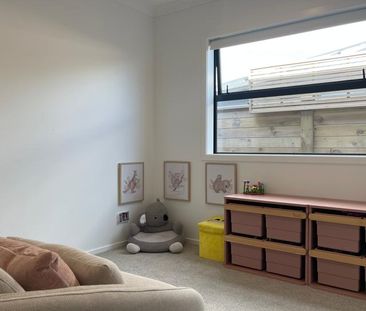 Luxury Coastal Living in Papamoa vs Executive Family Retreat - Photo 1
