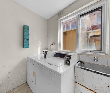 Bright, Refurbished Top-Floor Apartment Moments from the Beach - Photo 5