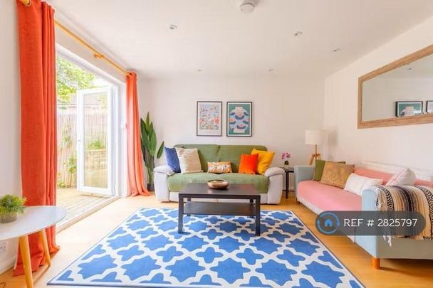 3 bedroom end of terrace house to rent - Photo 1