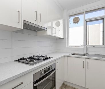 Central One Bedroom Apartment in the Heart of Richmond - Photo 3