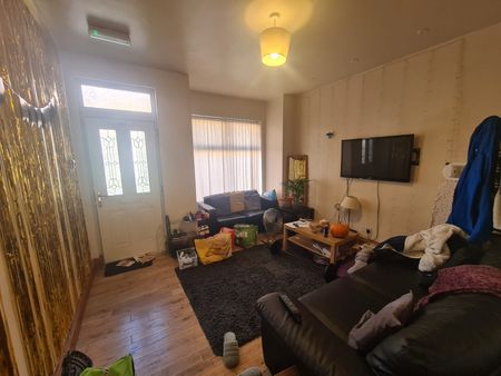 4 Bed - 31 Hessle Mount, Hyde Park, Leeds - LS6 1EP - Student - Photo 5