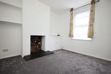3 bedroom Mid Terraced House to let - Photo 3