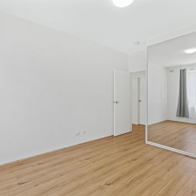 Updated And Spacious Two Bedroom Apartment, Conveniently Located Only Minutes To Dulwich Hill Station - Photo 1