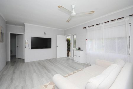 Freestanding Villa - New Kitchen - Fenced Yard - Garage and Carport - Photo 5