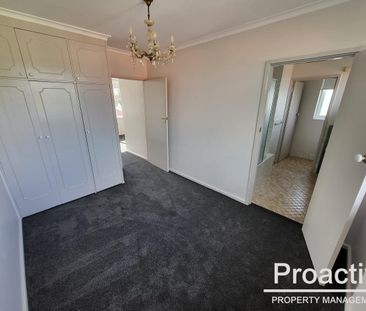 Stylish, Sunlit & Superbly Positioned – Bayside Living at Its Best - Photo 2