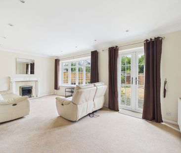 3 bedroom House in Birchmead, Wokingham - Photo 1