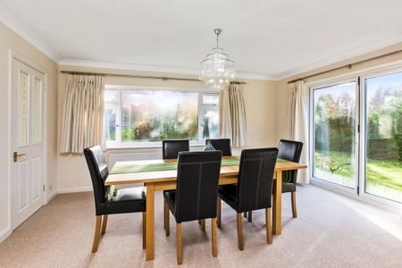 **SOLE AGENT** Available to let- 4 bedroom, 2 bathroom family home conveniently situated in a quiet cul de sac within a close distance of Cobham station. - Photo 3