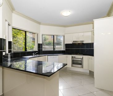 Large 3 Bedroom Townhouse - Photo 3