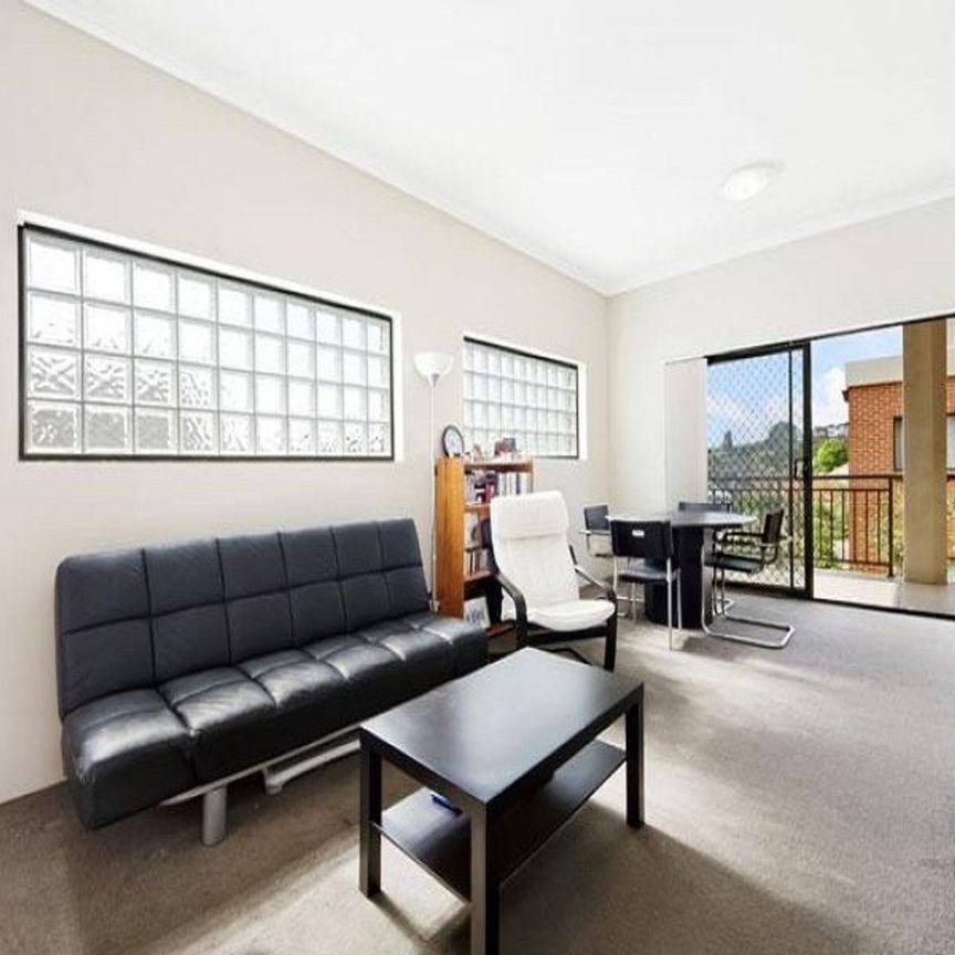Spacious Two-Bedroom Apartment – Top Floor Location - Photo 1