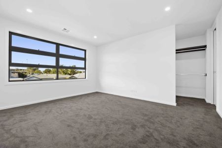 BEAUTIFUL FAMILY TOWNHOUSE IN PRIZED LOCALE! - Photo 3