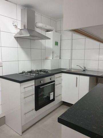 1 bedroom in a flat share to rent - Photo 2