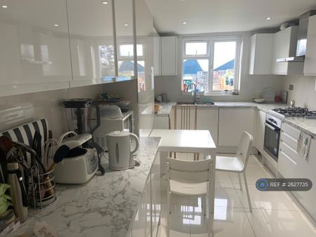 1 bedroom in a house share to rent - Photo 5