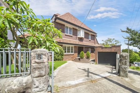 Spacious Character Home with Sweeping Harbour and City Views - Photo 3