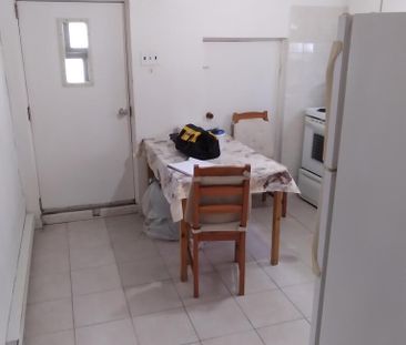 ST LEONARD: 2 ½ POELE, FRIGO, TABLE, LIT - Photo 2