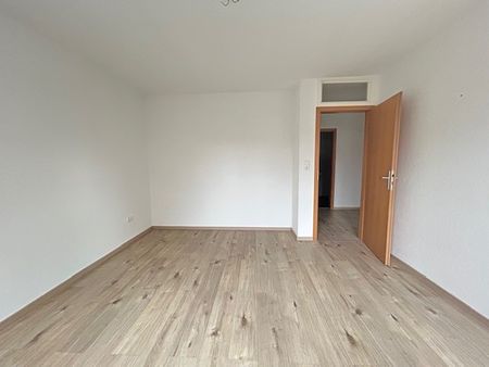 Charmante 3-Zimmer Wohnung mit offener Küche und Bad mit Wanne in Hochparterre mit Balkon - Photo 2