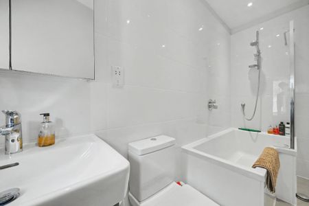 3 bedroom end of terrace house to rent - Photo 2