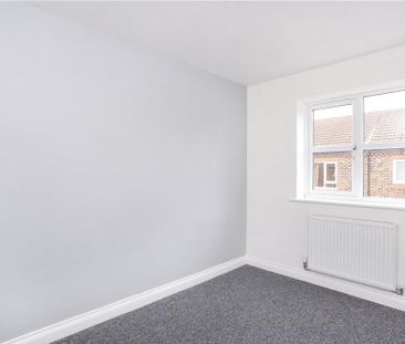 3 bedroom end of terrace house to rent - Photo 1