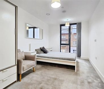 Fairfield Avenue, Staines-upon-Thames, Surrey, TW18 4JH - Photo 5