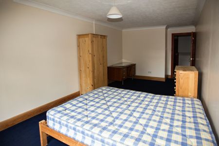 Student House on Stewart Road, Charminster - Photo 4