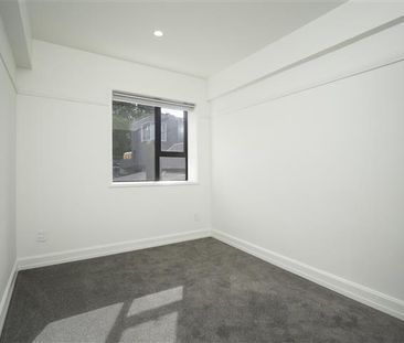 WATERFRONT APARTMENT - 2 BEDROOMS - UPSTAIRS REAR - Photo 3