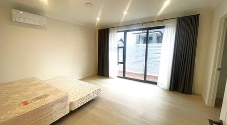 White furnished modern 3 bedroom 3 bathroom house - Photo 3