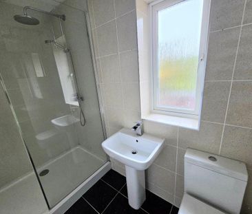 4 bedroom semi-detached house to rent - Photo 6