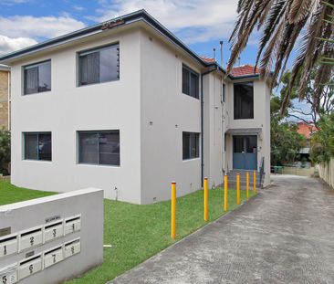 Light Filled One-bedroom Apartment - Photo 3