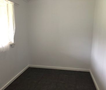 3 bedroom house with lots of space to breathe! - Photo 3