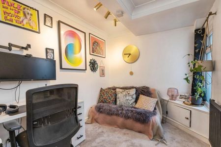 3 Bedroom Apartment - Conversion To Let - Photo 3