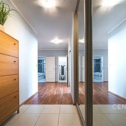 PRONÁJEM MODERNÍHO BYTU 3+KK S BALKONEM A GARÁŽOVÝM STÁNÍM V CENTRU PRAHY - Photo 1