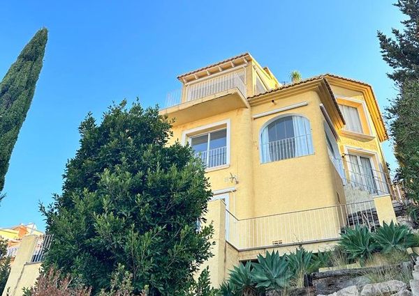 Villa for rent with 4 bedrooms and 3 bathrooms with stunning views