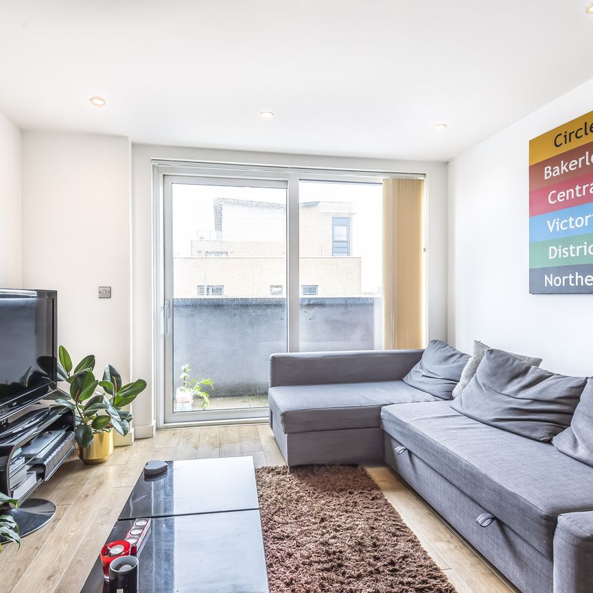 Lime View Apartments, 2 John Nash Mews, London, E14 flat to rent - Photo 1