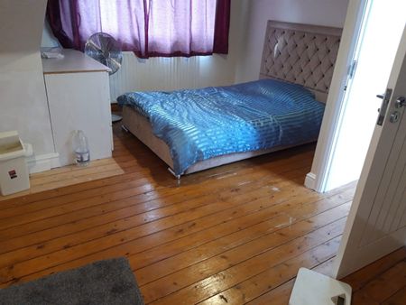 Room in a Shared House, The Riding, LE4 - Photo 5