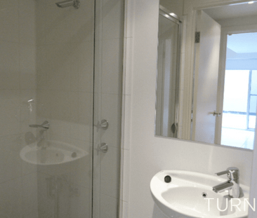 Spacious & Modern Low Maintenance Townhouse. - Photo 4