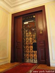 Logement à Paris, Location meublée - Photo 2