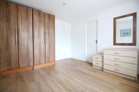 Kingsbridge Crescent, Southall - Photo 2