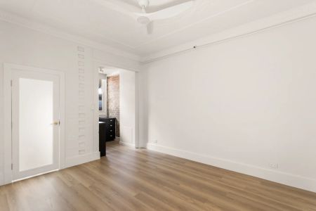 Recently Renovated Art Deco One-Bedroom Apartment - Photo 4