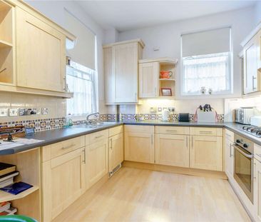A well-presented apartment with allocated parking. - Photo 6
