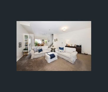 Elegance in a lush leafy setting! - Photo 1